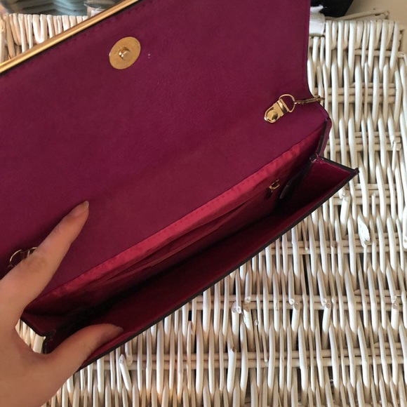 NWOT STREET LEVEL Pink clutch with gold chain - Picture 3 of 3